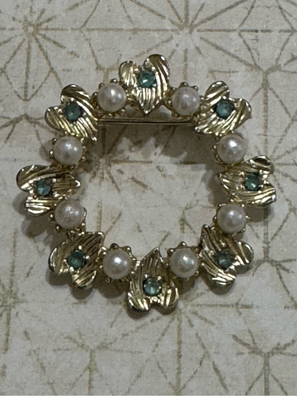 VINTAGE HEART WREATH BROOCH